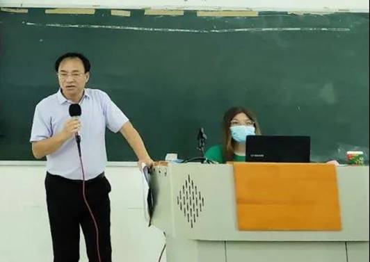 圖片包含 男人, 站, 球拍, 女人

描述已自動生成