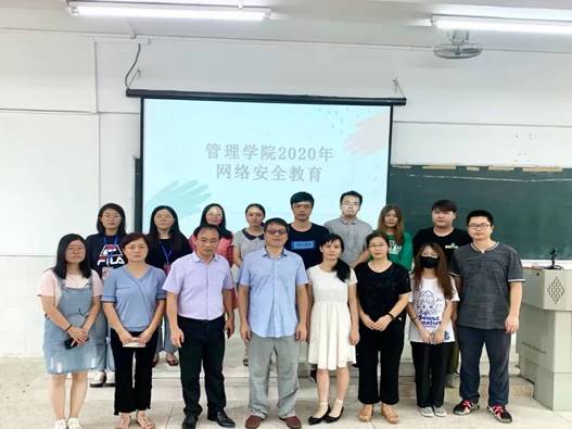 一群人站在一起合影

描述已自動生成