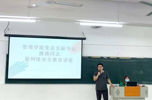 圖片包含 室內(nèi), 男人, 站, 女人

描述已自動生成