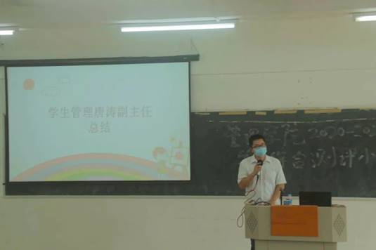 圖片包含 男人, 室內(nèi), 天花板, 桌子

描述已自動(dòng)生成