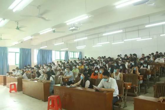 圖片包含 室內(nèi), 天花板, 桌子, 房間

描述已自動(dòng)生成