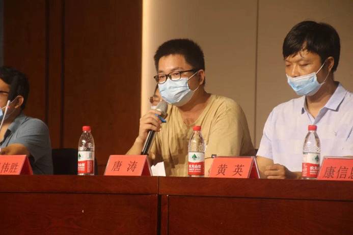 圖片包含 室內(nèi), 人, 桌子, 紅酒

描述已自動生成