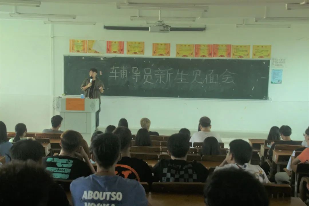 會(huì)議室里的人們  描述已自動(dòng)生成