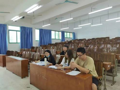 圖片包含 室內(nèi), 天花板, 桌子, 房間

描述已自動(dòng)生成