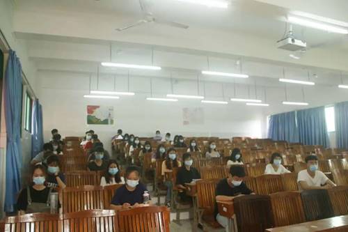 圖片包含 室內(nèi), 天花板, 桌子, 場(chǎng)景

描述已自動(dòng)生成