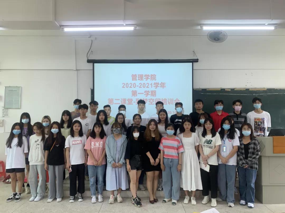 一群人站在一起  描述已自動(dòng)生成