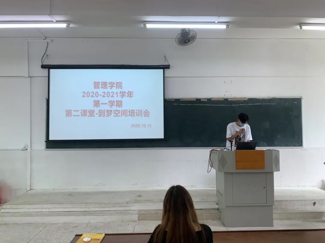 圖片包含 室內(nèi), 人, 女人, 站  描述已自動(dòng)生成